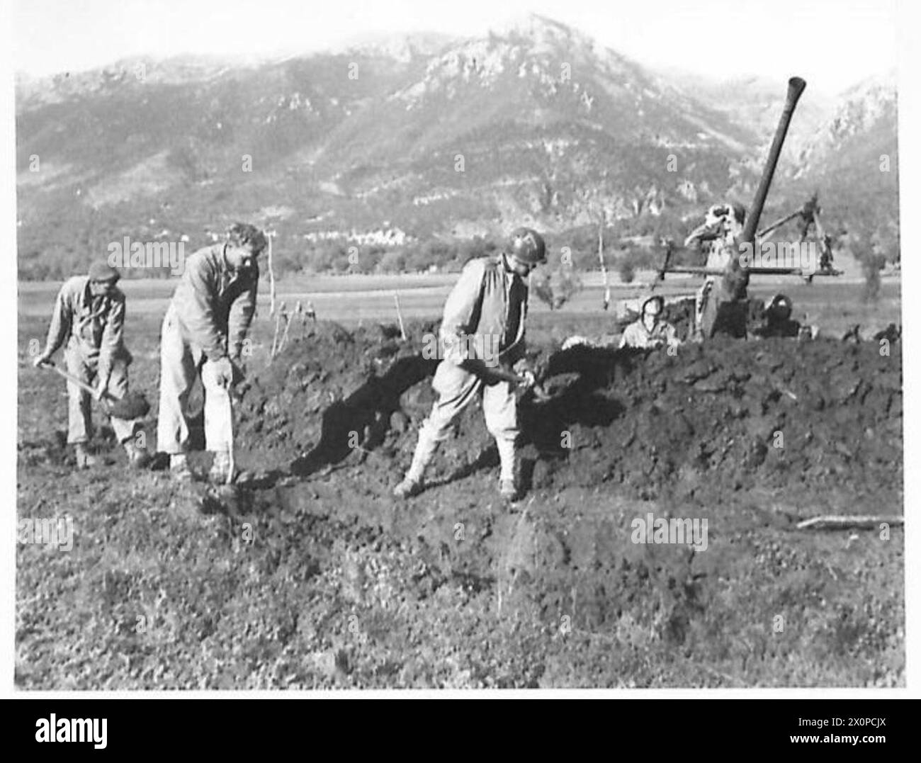 Un equipaggio di cannoni Bofors della Quinta Armata sul fronte di Venafro in Italia usa fango morbido per costruire un muro protettivo. Negativo fotografico dell'esercito britannico. Foto Stock