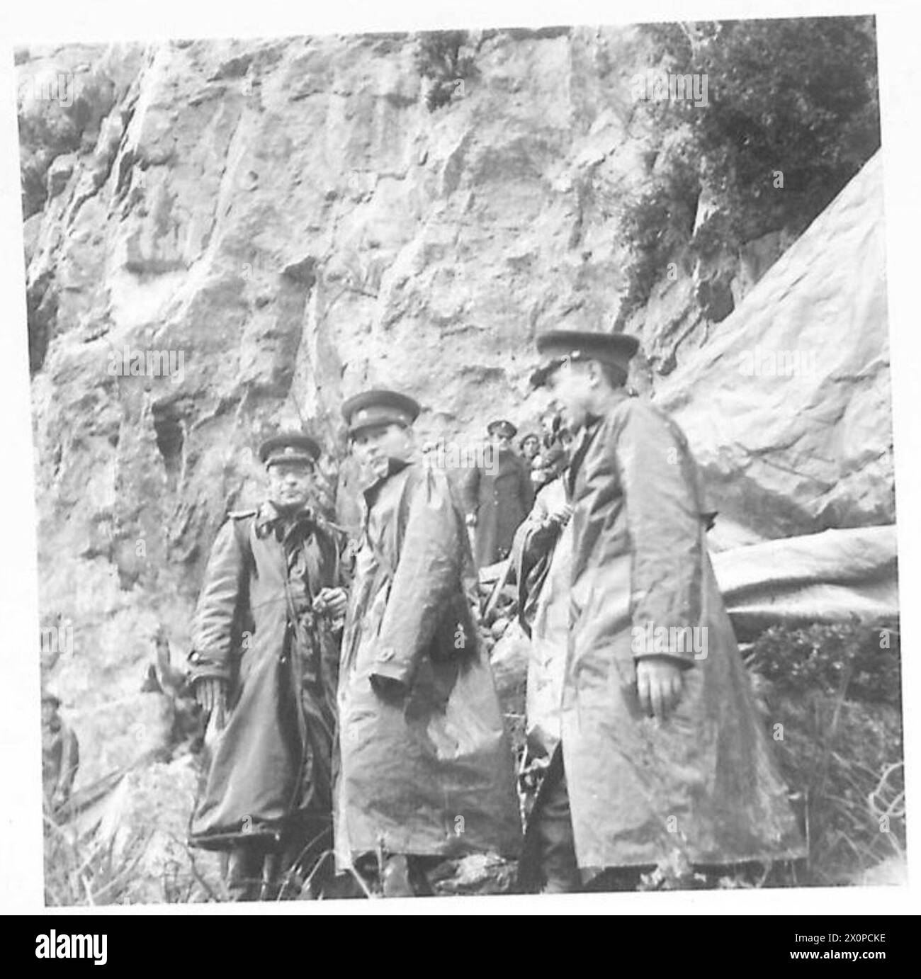 Tre generali russi visitano le truppe della Quinta Armata britannica sul Monte Camino, assistendo i soldati feriti e parlando con il brigadiere della Brigata della Guardia. Foto Stock