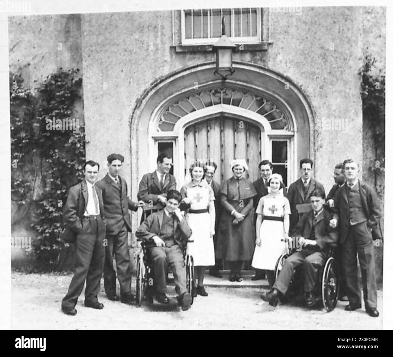 Infermiere e pazienti sono ritratti a Sandleford Prior, una casa di campagna usata come casa di convalescenza dall'esercito britannico. Foto Stock