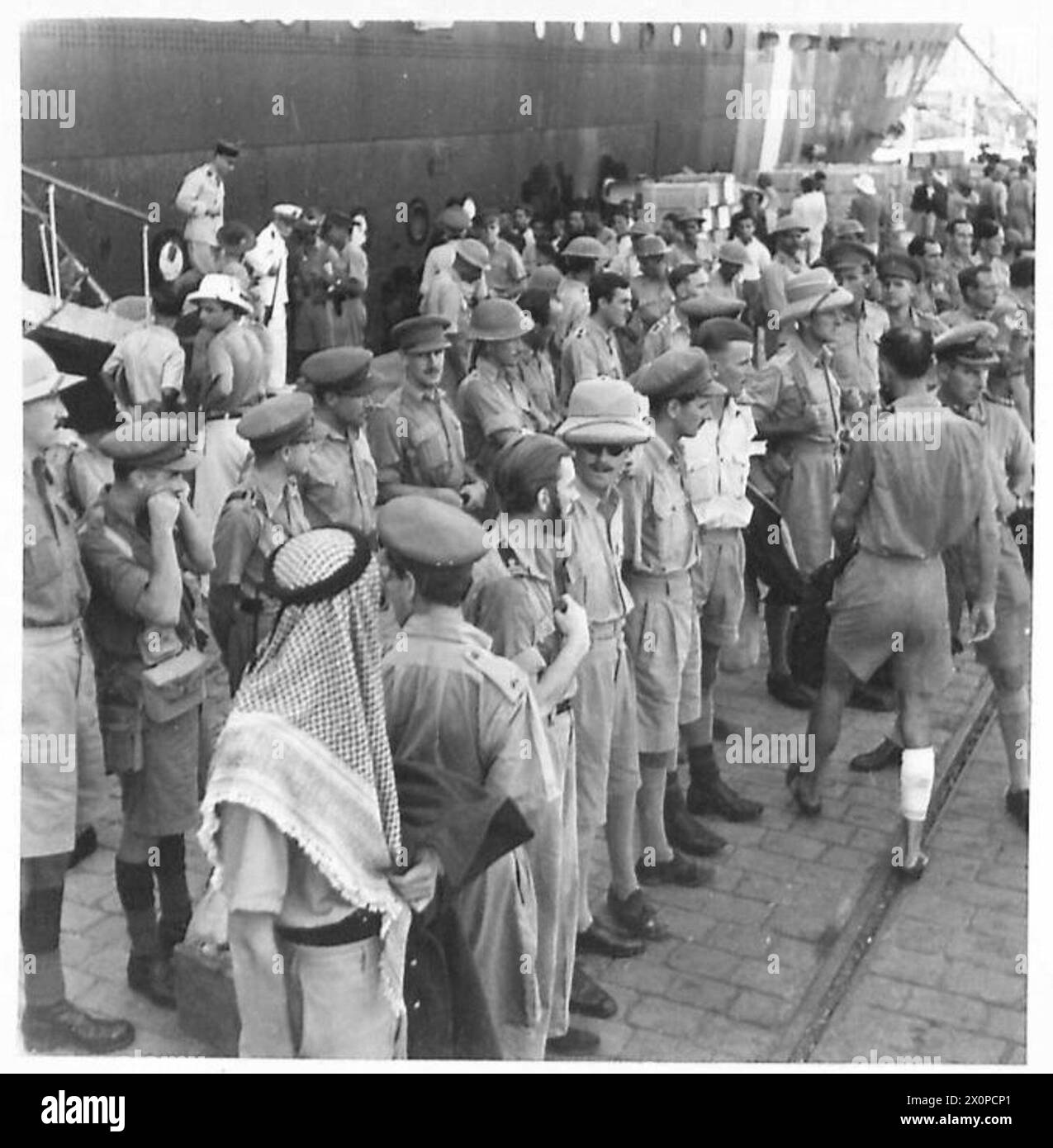 Gli ufficiali britannici che erano prigionieri di guerra si schierarono sulla banchina di Beirut dopo lo sbarco. Foto Stock