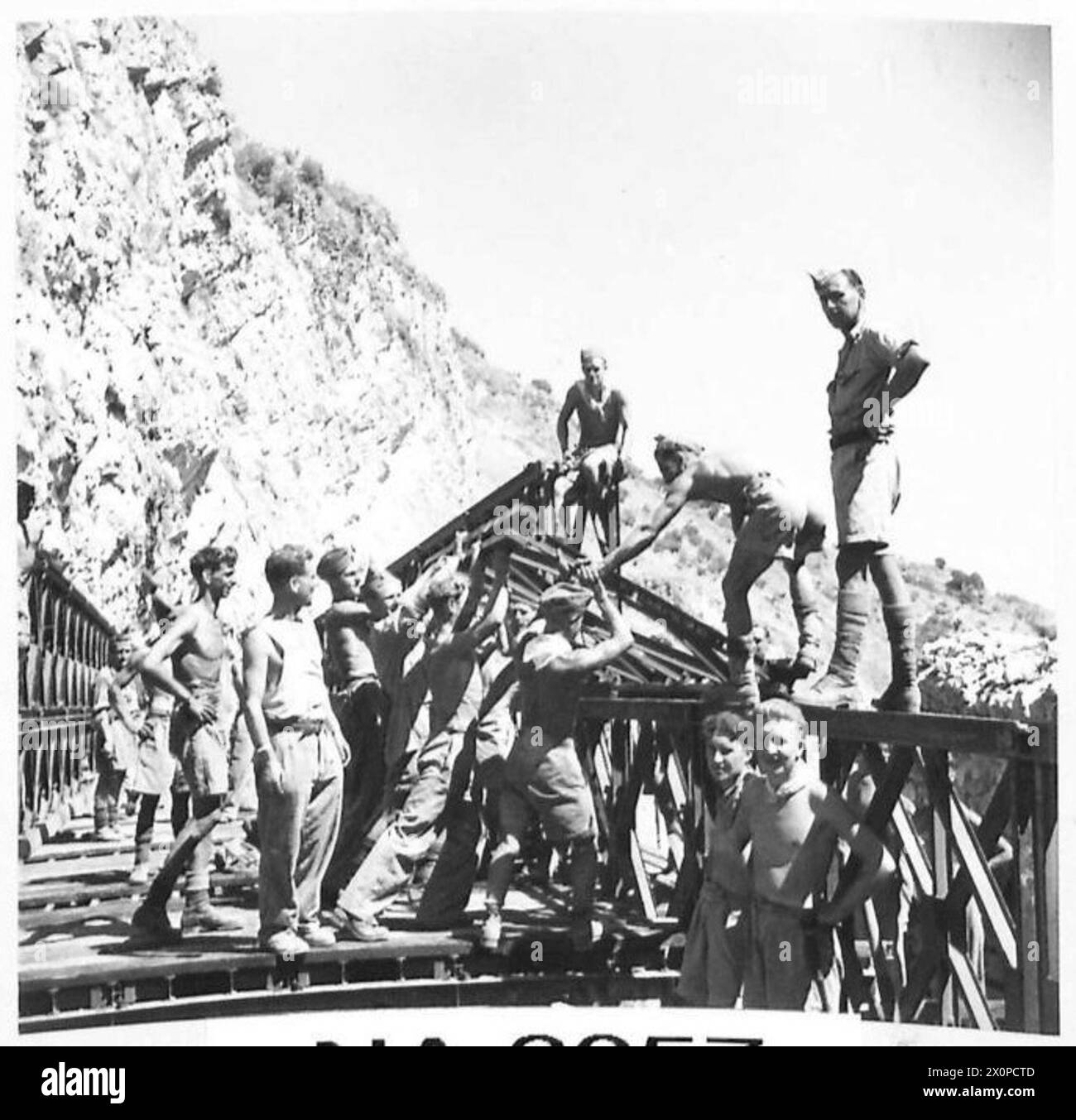 COSTRUZIONE DEL PONTE DI TAORMINA - collocazione in posizione di uno dei pannelli prefabbricati. Negativo fotografico, British Army Foto Stock