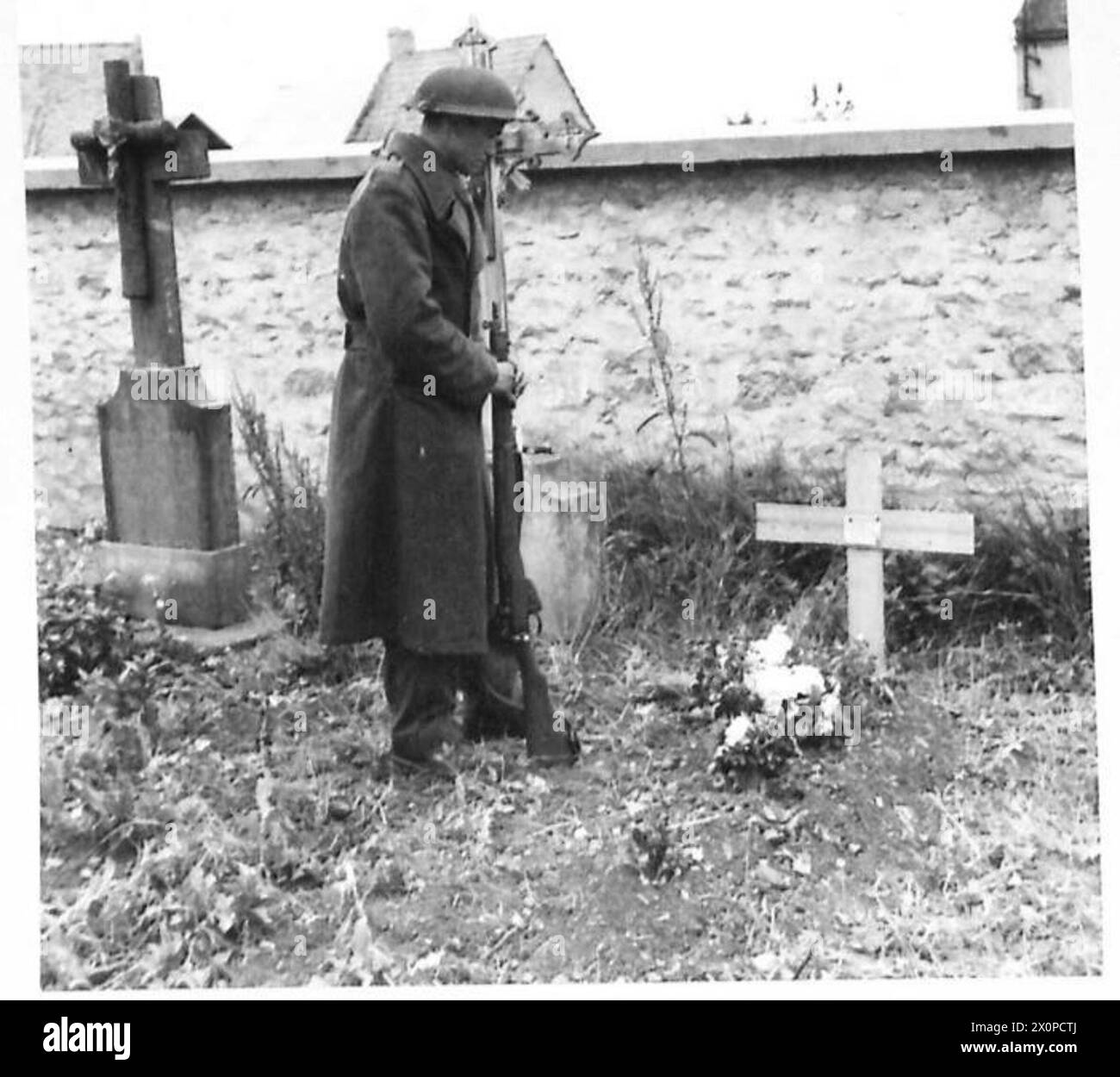 I soldati britannici visitano le tombe dei compagni caduti in Normandia, mantenute da civili francesi, per commemorare i soldati dei Royal Engineers e dei Paracadutisti battaglioni uccisi in combattimento. Foto Stock