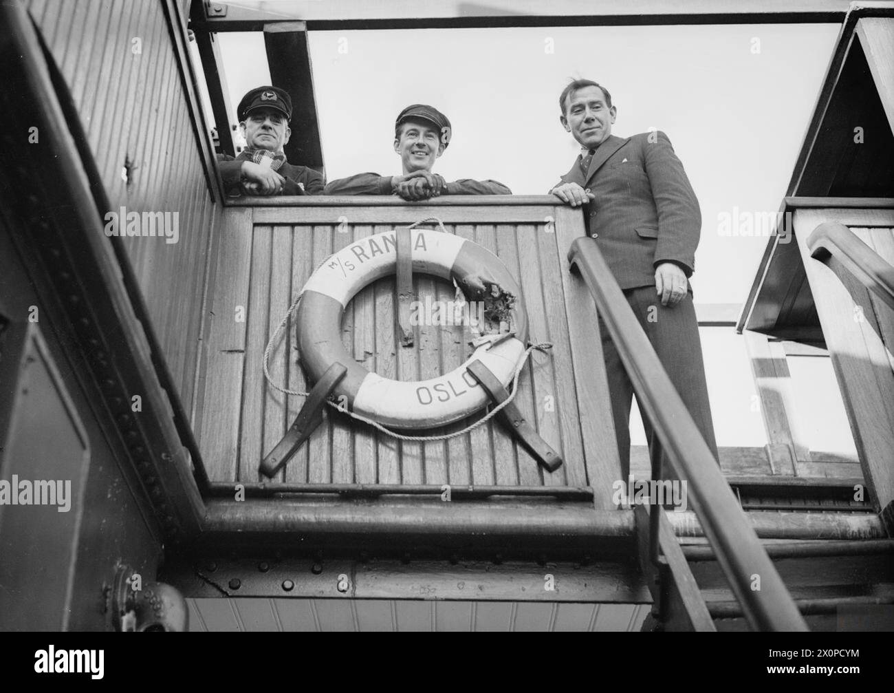 Nel gennaio 1941, le navi norvegesi in fuga da Gothenburg, Svezia, furono scortate da unità della Home Fleet britannica a Kirkwall, Scozia. Le navi avevano subito attacchi da parte di aerei tedeschi, con conseguenti danni e lesioni ai membri dell'equipaggio, incluso il First Mate. Il capitano Nicholson della RANJA è mostrato con una cintura di salvataggio danneggiata sul ponte. Foto Stock