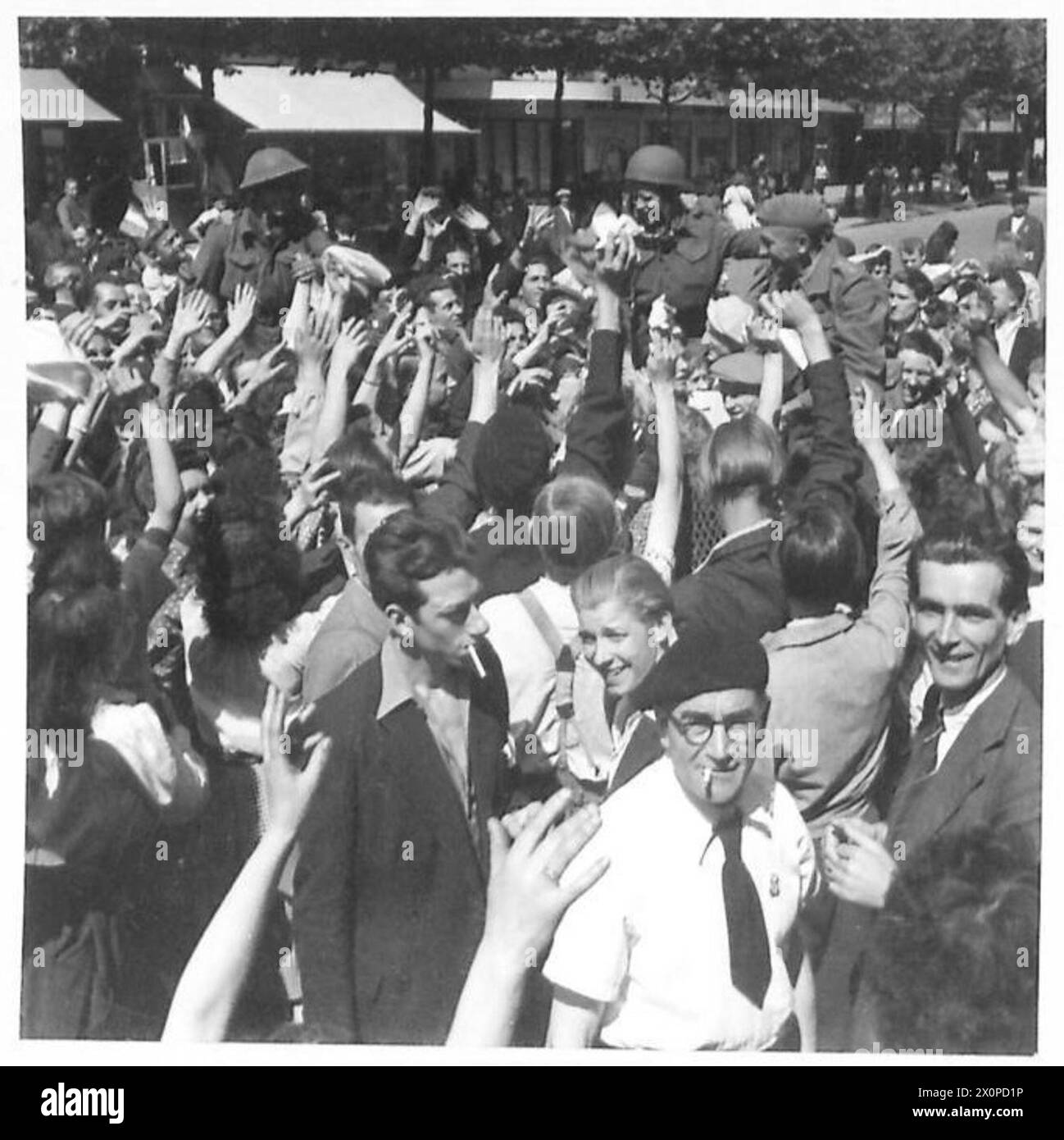 La folla a Parigi accoglie le truppe inglesi, americane, canadesi e francesi che entrano nella città liberata, mostrando scene di giubilo. Foto Stock