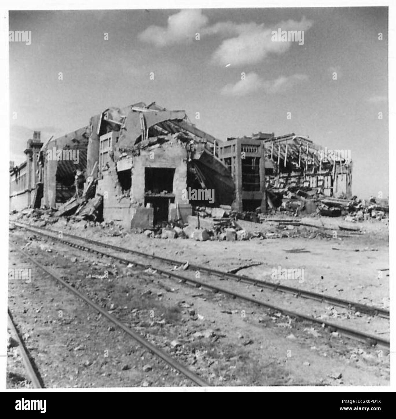 Fotografia negativa che mostra danni agli impianti portuali prefabbricati di Cherbourg. Foto Stock