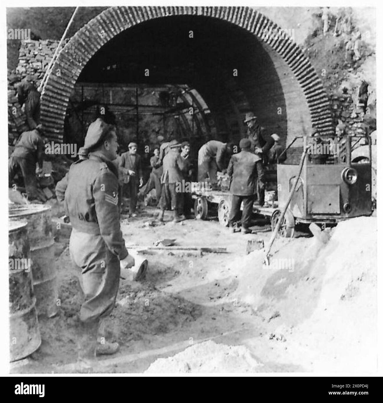 Il portale meridionale del tunnel n. 17 è esposto durante la ricostruzione ferroviaria in Italia, mettendo in evidenza le operazioni di ingegneria e logistica militare. Foto Stock