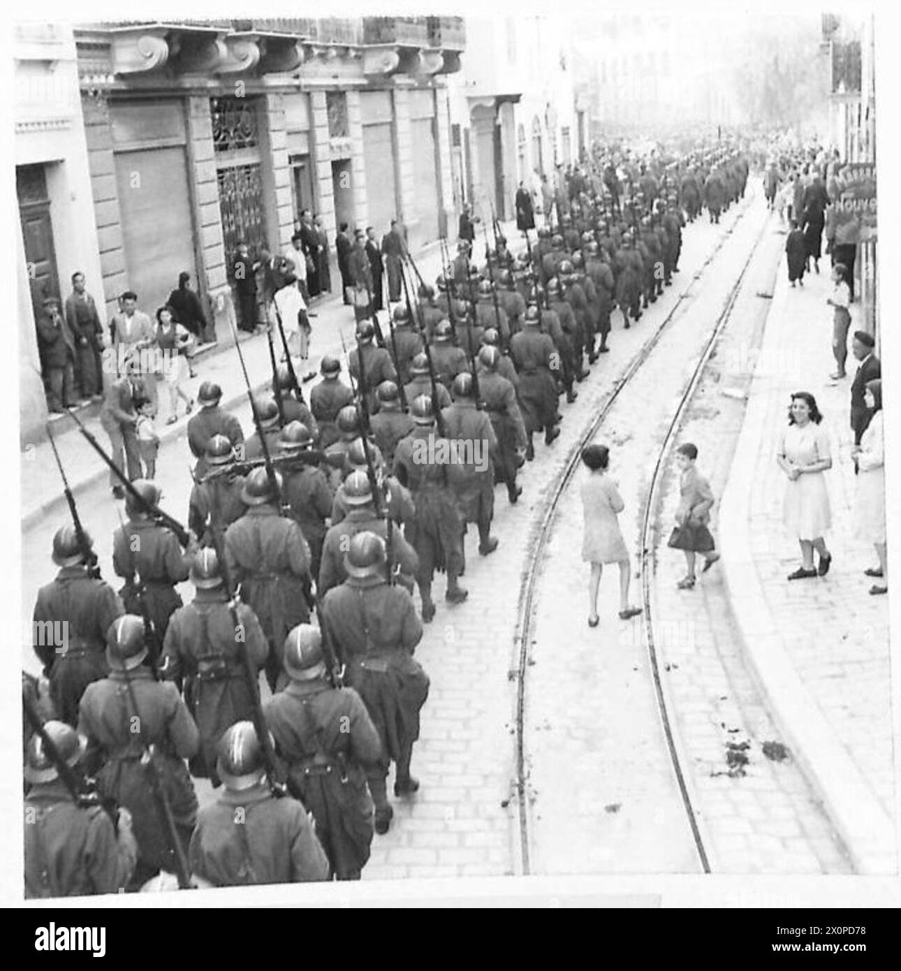 Gli Zouaves francesi marciano per le strade di Tunisi, dimostrando la presenza militare e i compiti di pattuglia nelle aree urbane. Negativo fotografico. Foto Stock