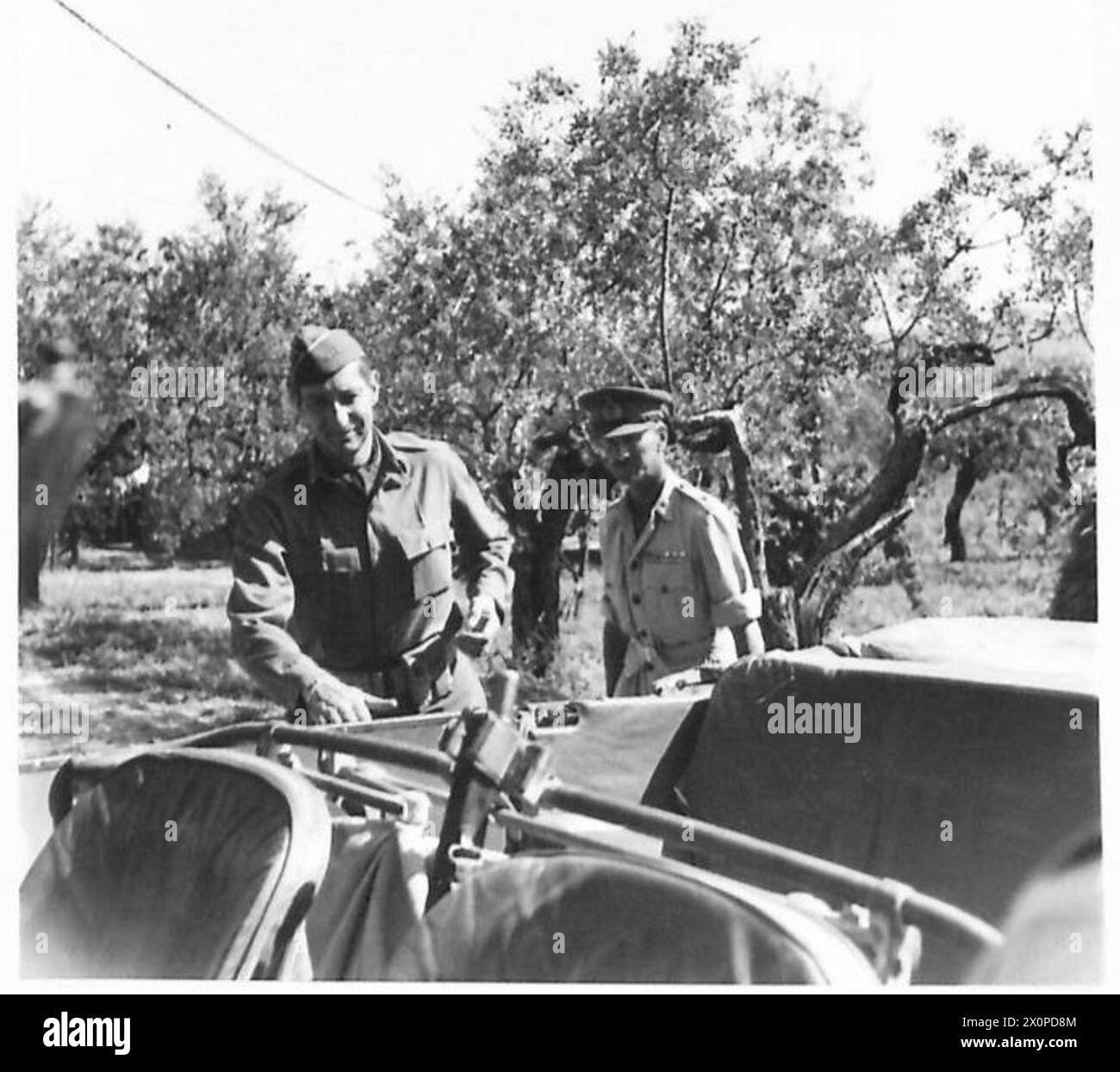 La fotografia raffigura il generale Mark Clark della Quinta Armata con il tenente generale Kirkman al quartier generale del 13 Corps, British Army. Foto Stock