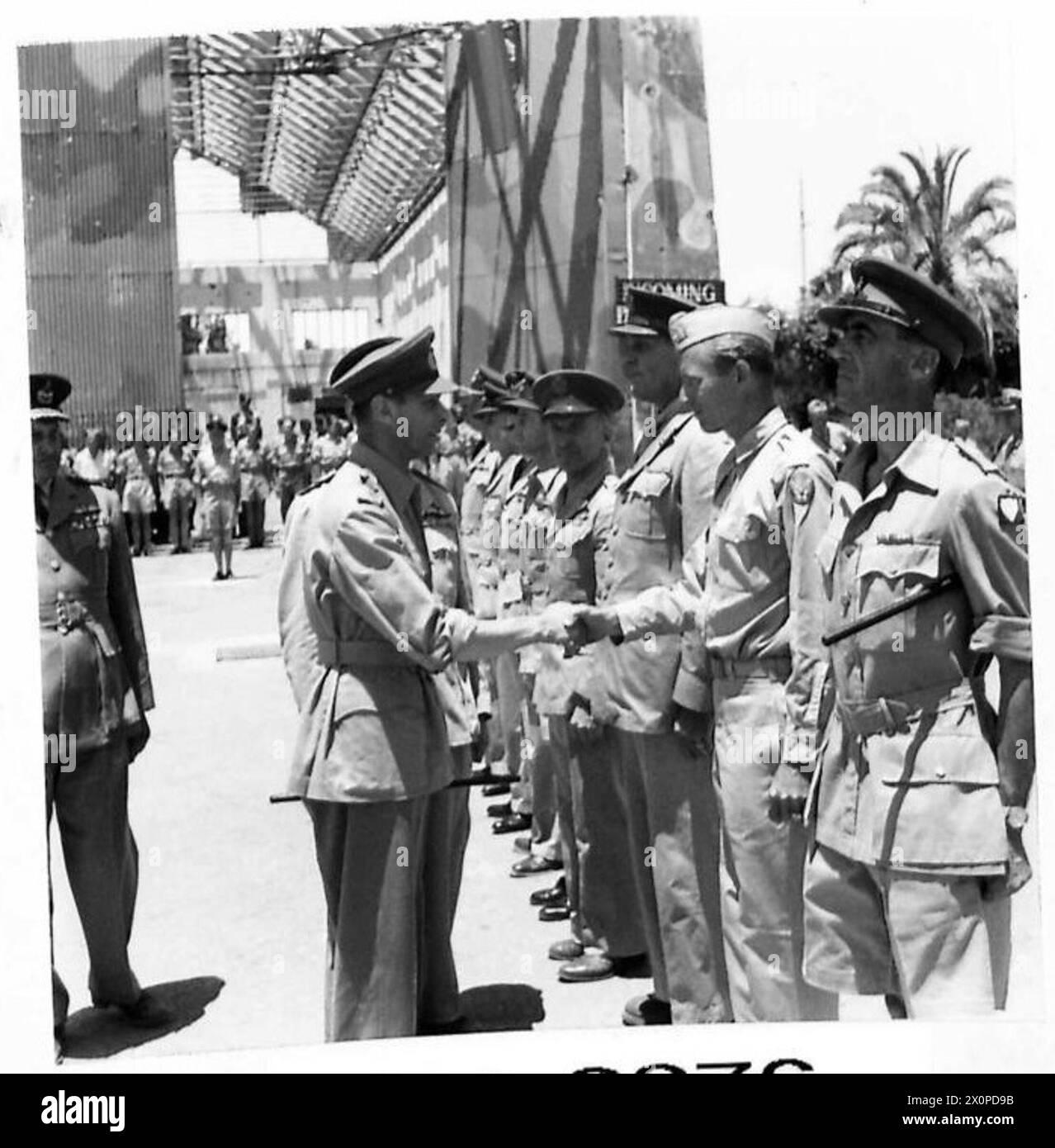 Sua Maestà il Re stringe la mano a un pilota americano durante un'introduzione di ufficiali in Nord Africa. Foto Stock