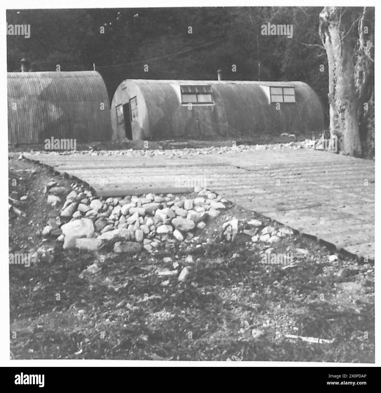 Le fotografie raffigurano attrezzature militari lungo la Briggs Roadway. Negativo fotografico, British Army. Foto Stock