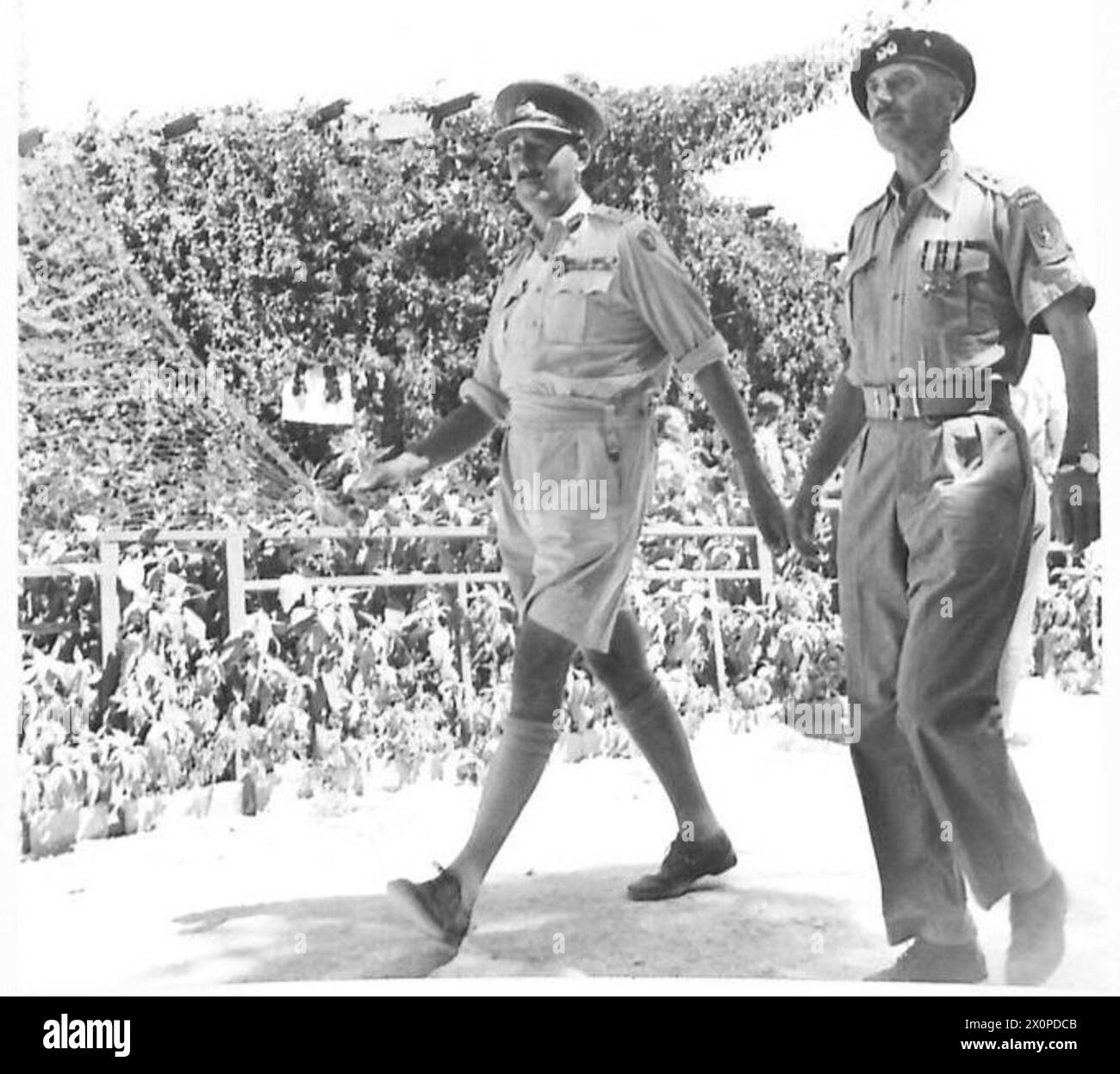 I generali Oliver Leese e Władysław Anders partono per il teatro di Ancona il 23 luglio 1944 dopo un pranzo, frequentato dai comandanti alleati e decorato con Virtuti militari. Foto Stock