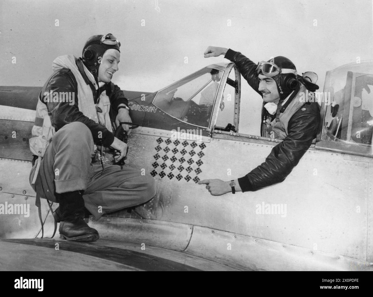 Il maggiore James A. Goodson del 4th Fighter Group mostra il tenente Ralph Hofer il trentesimo "Kill" sul suo P-51 Mustang in Gran Bretagna, 1944. Entrambi i piloti ottennero alti punteggi di combattimento contro gli aerei tedeschi. Negativo fotografico, US Eighth Air Force. Foto Stock