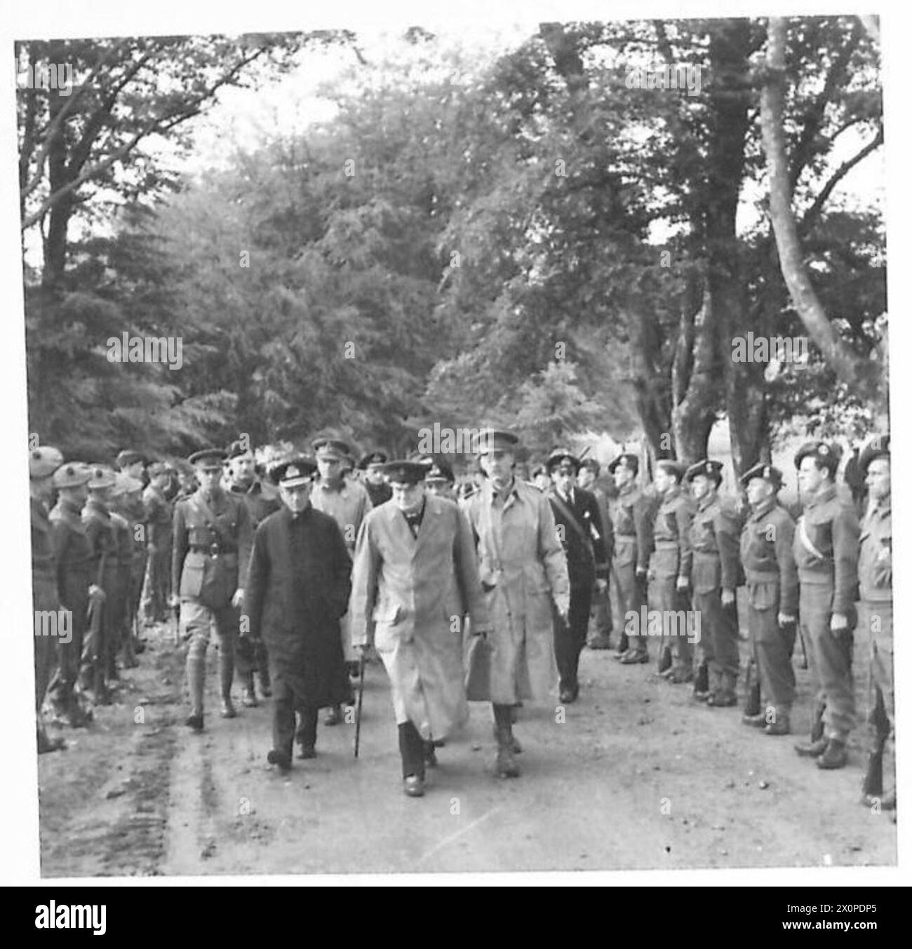 Il primo ministro Winston Churchill ispeziona le truppe scozzesi durante un tour in Scozia. Foto Stock