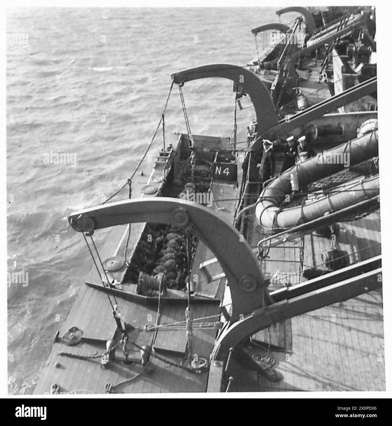 Un assalto da sbarco pieno di truppe viene abbassato durante le operazioni navali e militari combinate nella zona del canale. Foto Stock