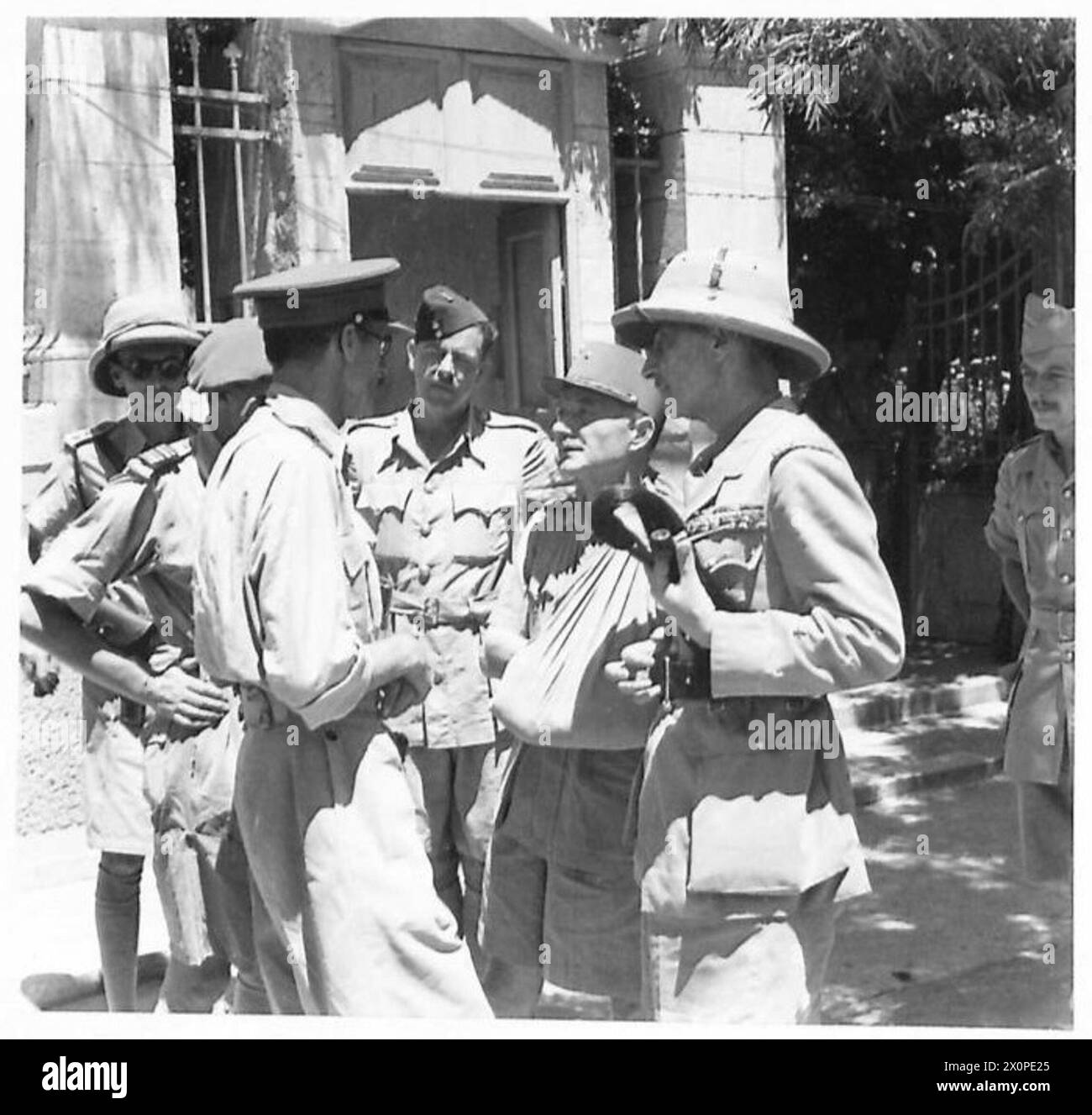 La fotografia mostra il generale le Gentilhomme e il generale Catroux che parlano con gli ufficiali di stato maggiore britannici fuori dalla Government House durante la caduta di Damasco. L'immagine è un negativo fotografico, associato all'esercito britannico. Foto Stock