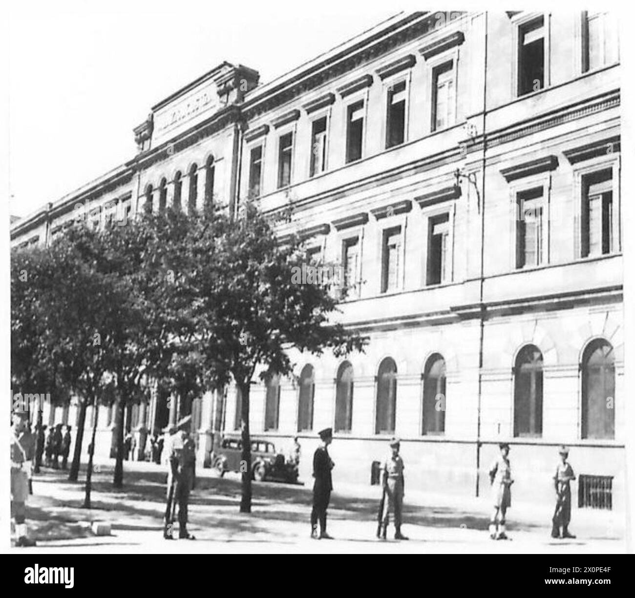 Una guardia armata è posizionata fuori dal tribunale durante il processo al generale Bellomo. Foto Stock