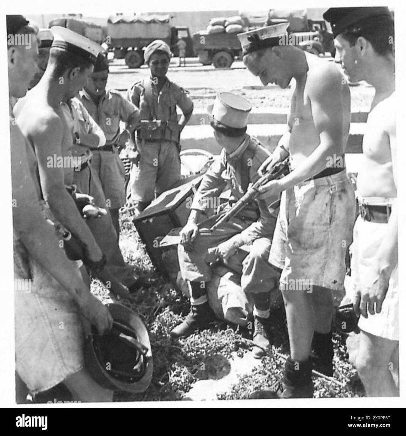 I marinai britannici ispezionano i souvenir delle truppe rimpatriate di Vichy al molo. Foto Stock