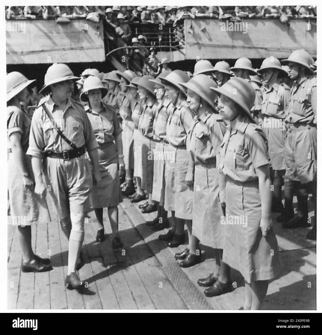 L'ufficiale comandante ispeziona i membri dei servizi femminili durante la parata mattutina a bordo di una nave truppe in viaggio verso il Medio Oriente. Foto Stock