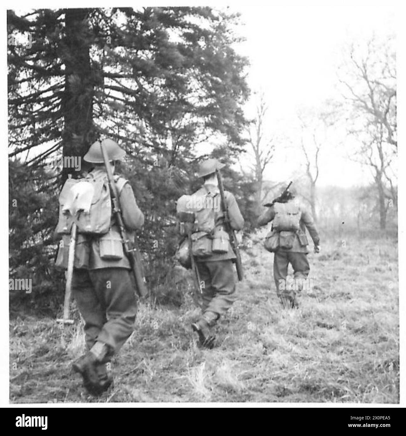 Il tecnico storeman e il consulente della R.A.F. scaricano bombe ad alto esplosivo da 500 kg da un D.U. W.K. presso l'Ordnance Beach Detachment. Foto Stock