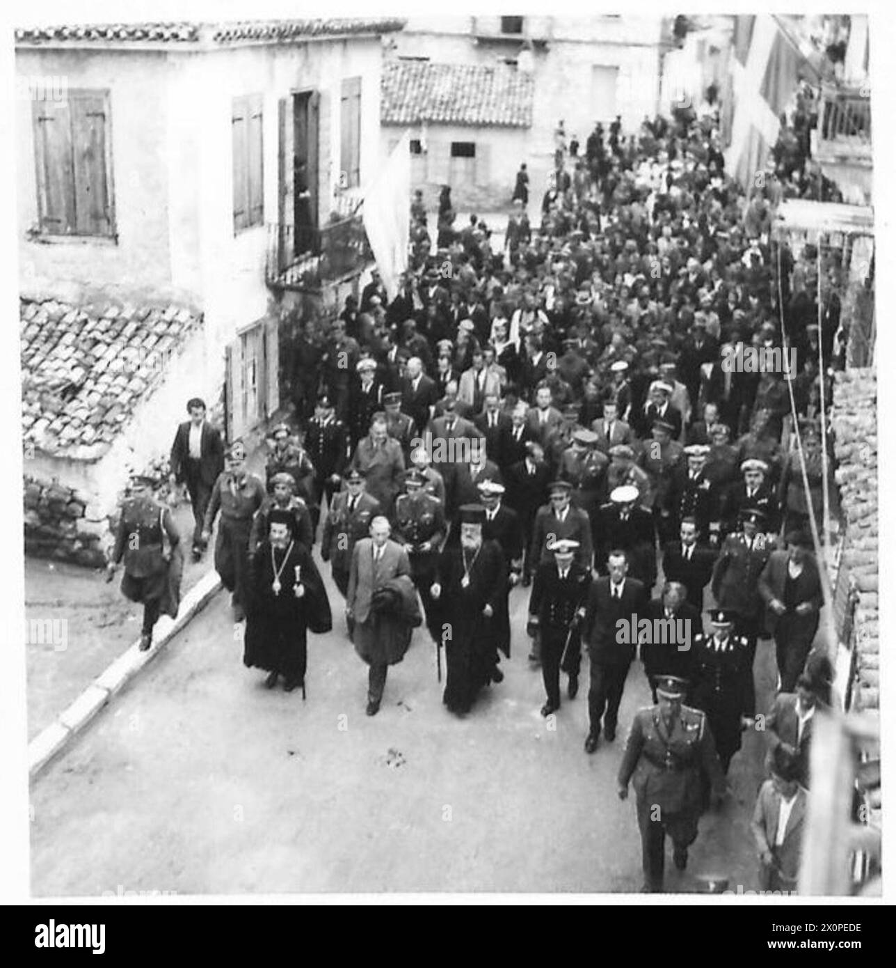 GRECIA: FESTEGGIAMENTI PER L'ANNIVERSARIO A MESSOLONGHI - guidati dall'Arcivescovo Damaskinos e dal Sig. Rex Leeper, la processione cammina lungo la strada principale di Messolonghi. Negativo fotografico, British Army Foto Stock