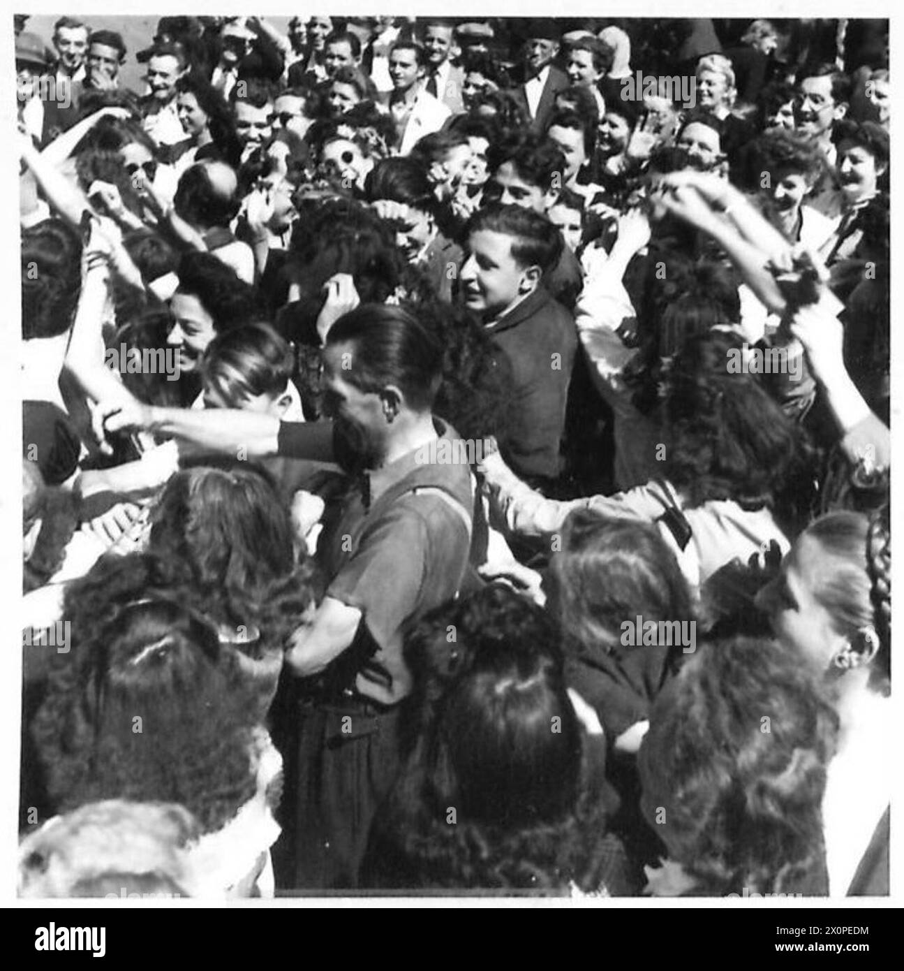 I residenti di Paris Throng Street per salutare le truppe inglesi, americane, canadesi e francesi che entrano nella città liberata. Foto Stock