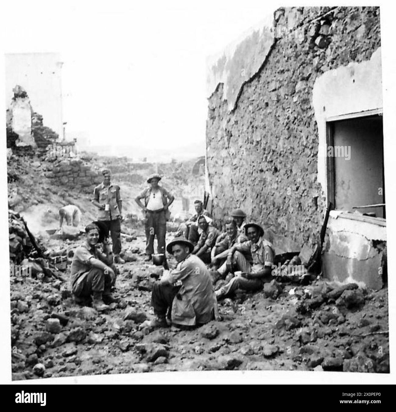 I soldati del i Battaglione del reggimento Duke of Wellington riposano e bevono tè tra le rovine di Pantellaria dopo la resa della città. Foto Stock