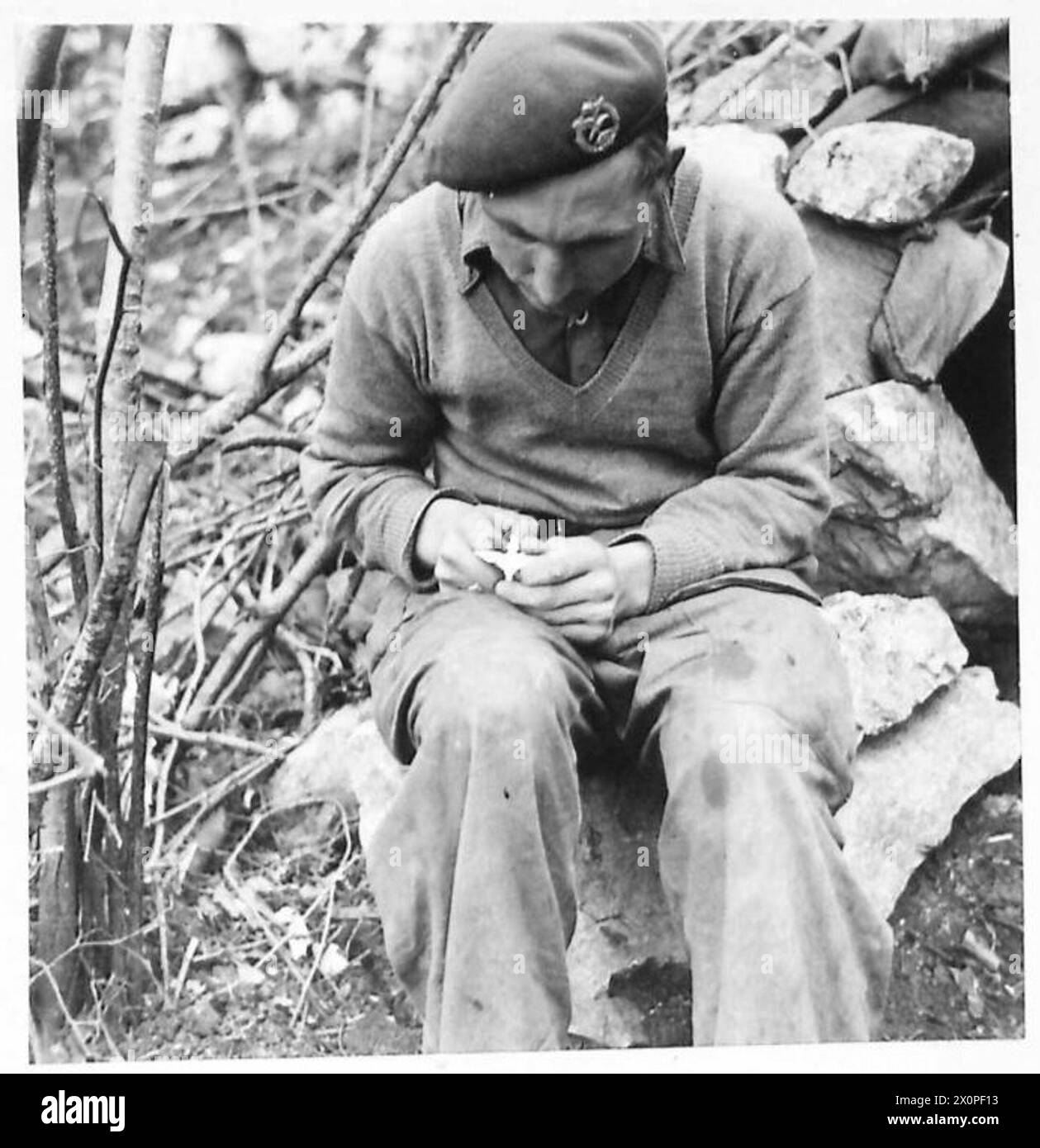 La fotografia mostra le tacche di cpl. Che finiscono un distintivo con un file in Italia durante le operazioni dell'esercito britannico. L'immagine è un negativo fotografico, associato all'esercito britannico. Foto Stock