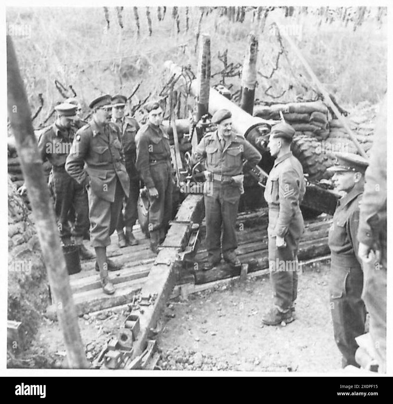 ITALIA : OTTAVO ARMYGENERAL LEESE VISITA I SITI DI ARTIGLIERIA - il generale Leese parla a Bdr. Pickett del 25 di Bracey Street, Hornsey Road, Londra, su un sito di tiro del 4 Medium Regiment, R.A. Photographic negative, British Army Foto Stock