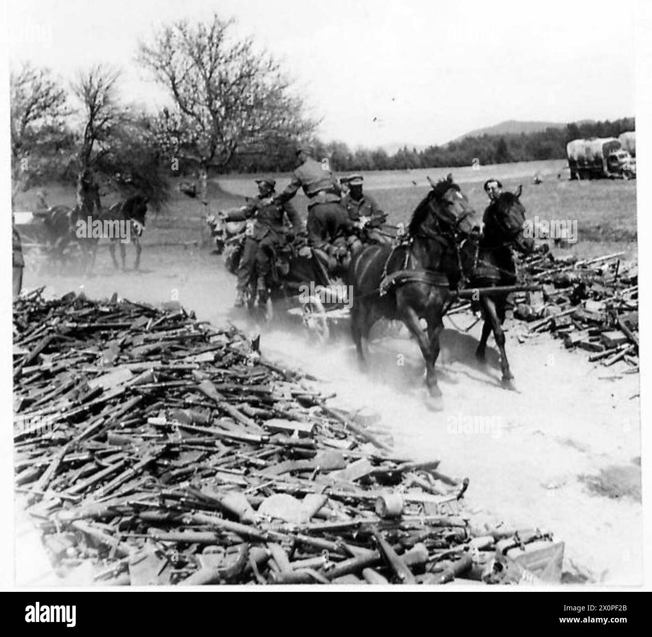 RESA RUSSA COASSACKS - Un gruppo misto di cosacchi e tedeschi si arrendono in un'area di disarmo. Negativo fotografico, British Army Foto Stock