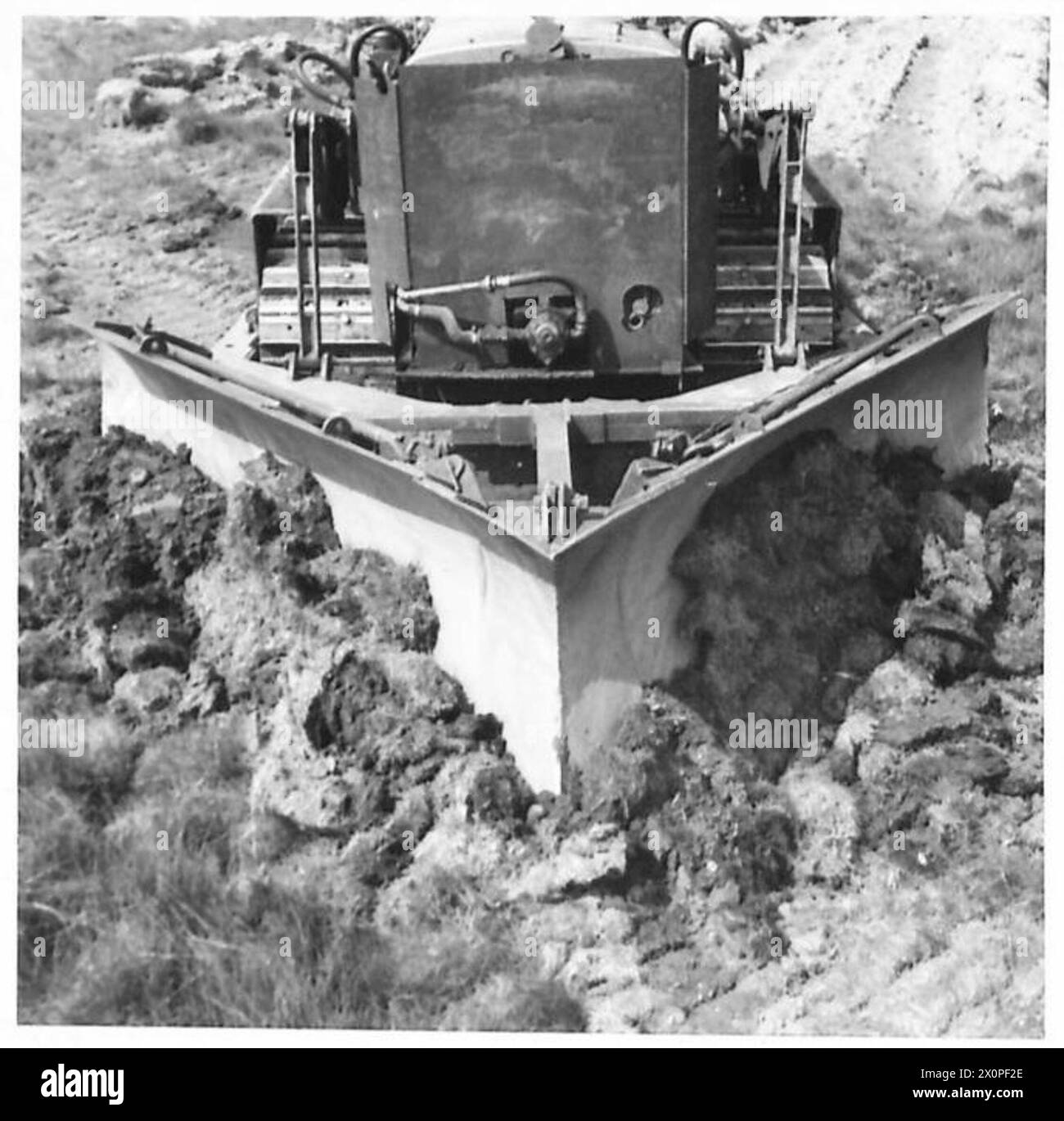 Le fotografie mostrano un trattore Caterpillar dall'alto, mettendo in evidenza la lama angolare utilizzata per il movimento terra e i lavori di ingegneria. Foto Stock