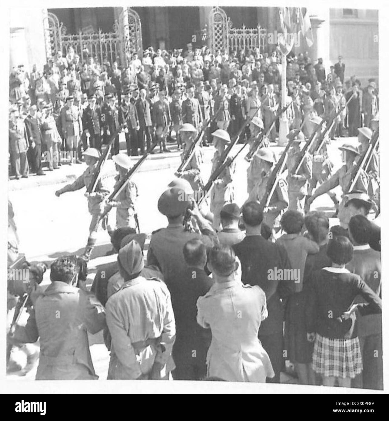 Gli uomini del 2nd Battalion Lancashire Fusiliers marciano durante una parata documentando le operazioni dell'esercito britannico in Nord Africa, Sicilia, Italia, Balcani e Austria dal 1942 al 1946. Foto Stock