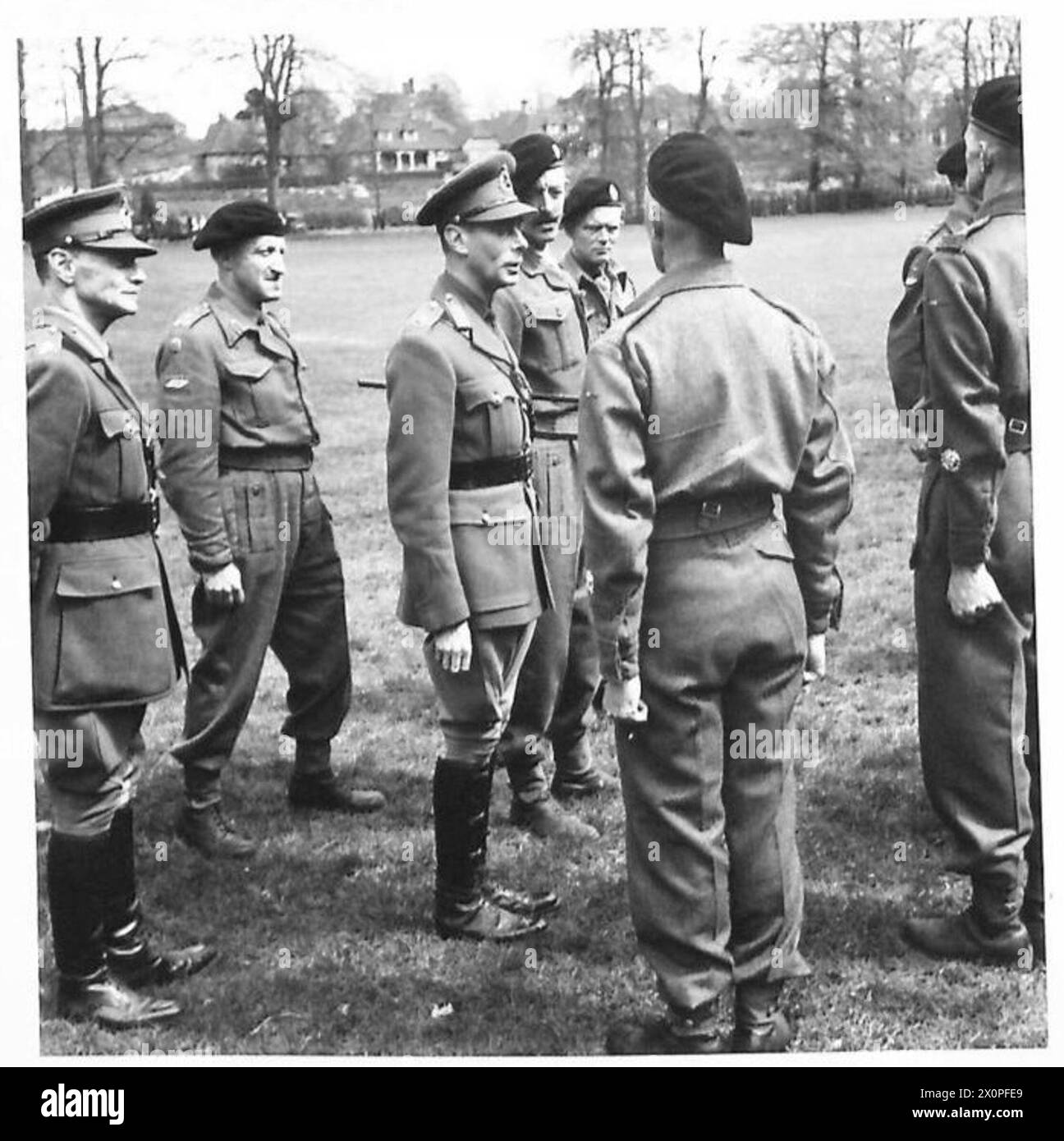 Sua Maestà il Re ispeziona il personale di una Divisione corazzata britannica nel South East Command. Foto Stock