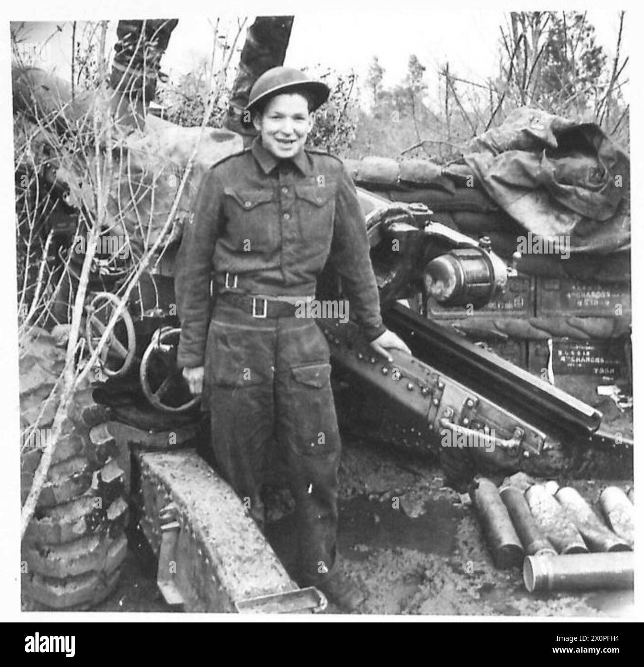 Il fitter P. Crowley è un soldato regolare, e la sua casa è a Driar Street, Youghal, Cork. È stato all'estero per un anno che ha trascorso in Egitto, Sicilia e Italia. Sbarcò ad Anzio 48 ore dopo la fanteria e da allora ha avuto scampate strette. Foto Stock