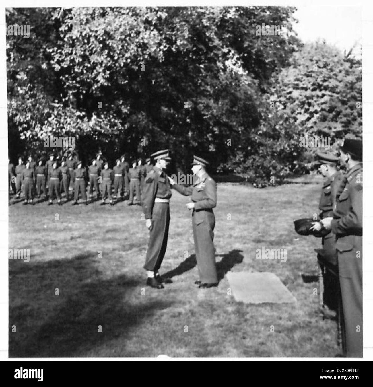 Sua Maestà il Re visita le truppe britanniche in Europa, accompagnate dal maggiore generale D.C. Spry di Halifax, nuova Scozia. Foto Stock
