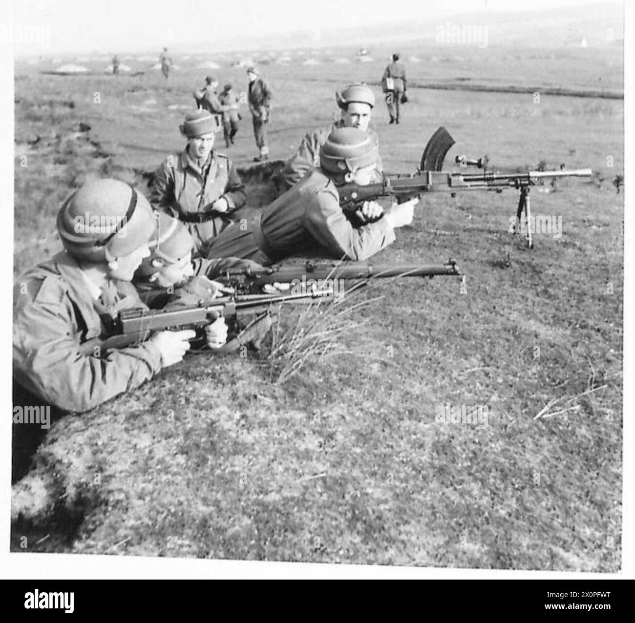 I paracadutisti della 4th Cadre Rifle Brigade, la futura 1st Polish Independent Parachute Brigade, occupano una trincea a Elie, Fifeshire, armati di Thompson e Bren. L'addestramento dimostra le tecniche di atterraggio utilizzando torri di paracadute controllate tramite cavo, testimoniate dal generale Sikorski. Foto Stock