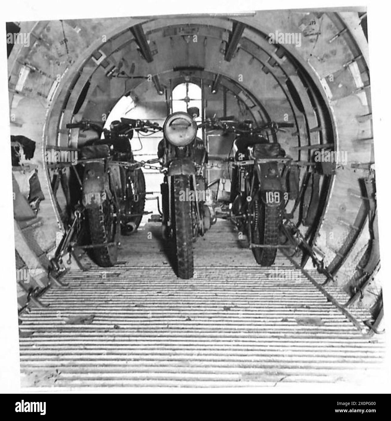 Motociclette fissate insieme all'interno di un aliante per il trasporto militare. Negativo fotografico, British Army. Foto Stock