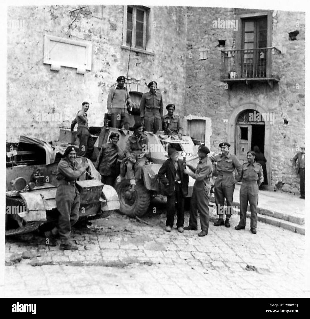 Le truppe indiane dell'Ottava Armata in Italia assegnano un anziano uomo locale come guida, segnandolo con le insegne dell'unità. Foto negative documenta le operazioni dell'esercito britannico. Foto Stock