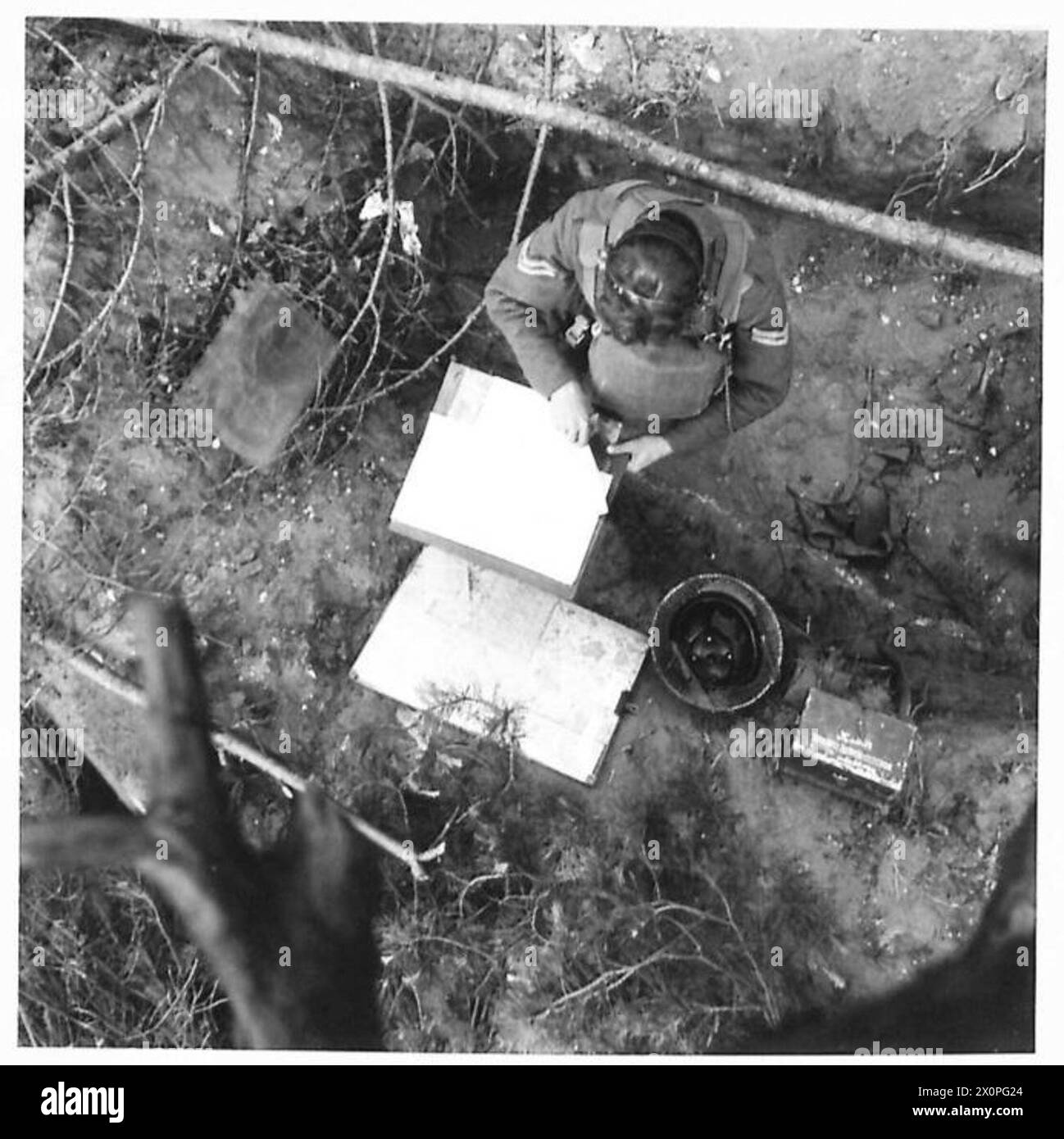 Negativo fotografico che mostra un posto di osservazione posizionato sotto un albero durante un'esercitazione di divisione dell'Eastern Command da parte dell'esercito britannico. Foto Stock