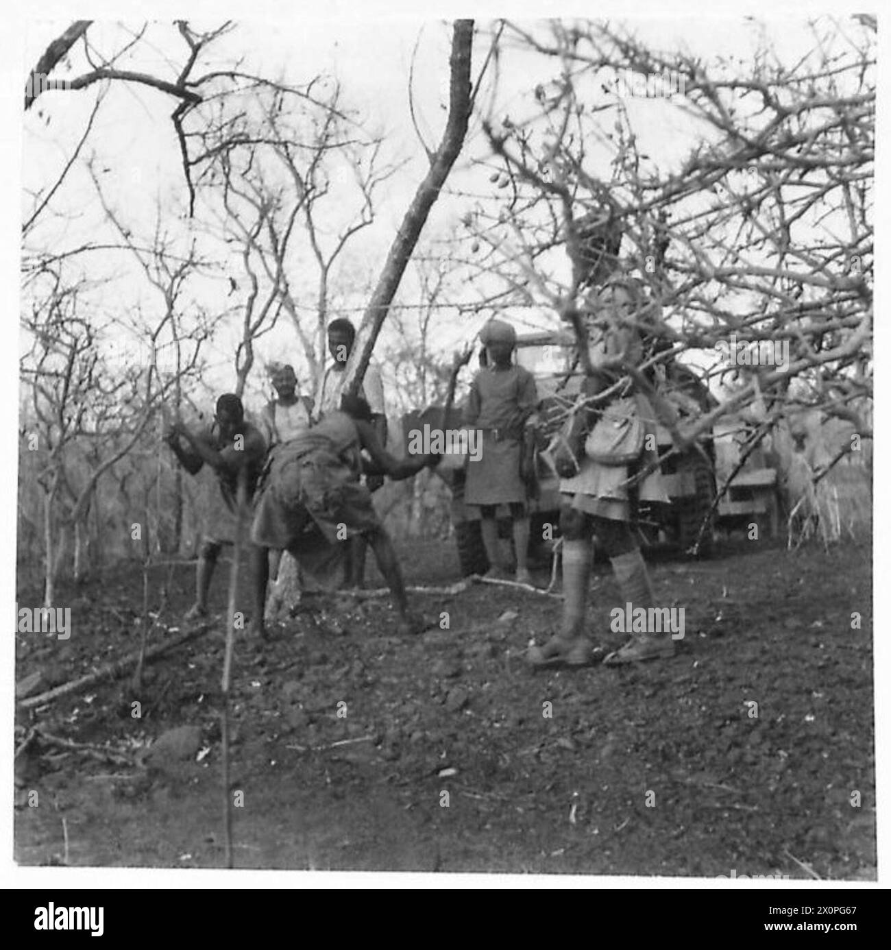 Fotografia che mostra il trasporto militare in movimento attraverso il paese di Godjam, con strade costruite dalla gente del posto per consentire ai veicoli di procedere durante l'inseguimento delle forze italiane. Foto Stock