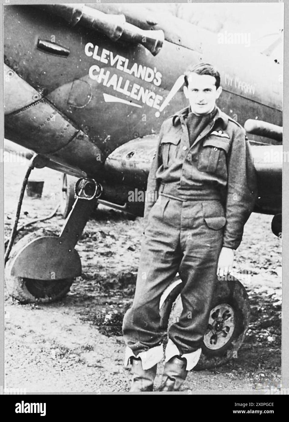 Un pilota americano, il sergente A.C. Young di Cleveland, Ohio, vola con l'aereo da caccia "Cleveland's Challenge", che è stato impegnato con le forze nemiche su territorio straniero. Documenti fotografici negativi documentano le operazioni RAF. Foto Stock