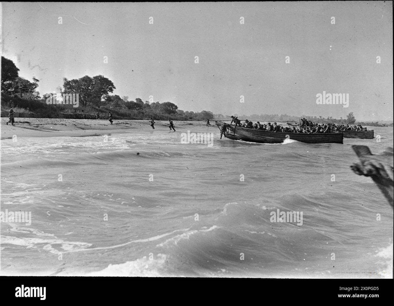 I Royal Marines della HMS Kenya sbarcarono sull'isola di Cheduba, a sud di Ramree, in Birmania, supportati dal bombardamento di incrociatori e cacciatorpediniere e dalla copertura aerea Fleet Air Arm durante la seconda guerra mondiale Foto Stock