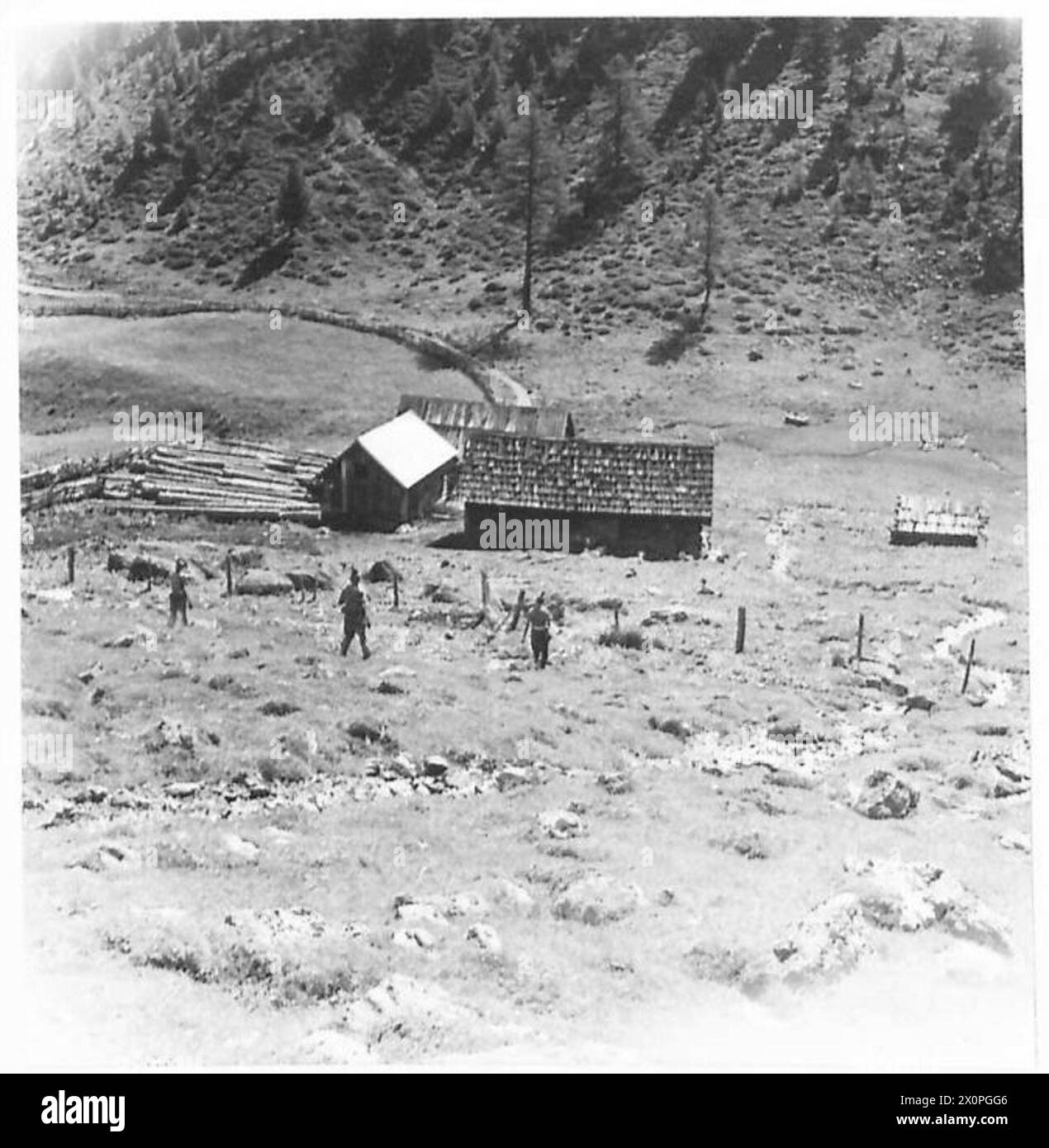 Una pattuglia dell'esercito britannico in Austria si diffonde mentre si avvicina ad una fattoria durante le operazioni. Foto Stock