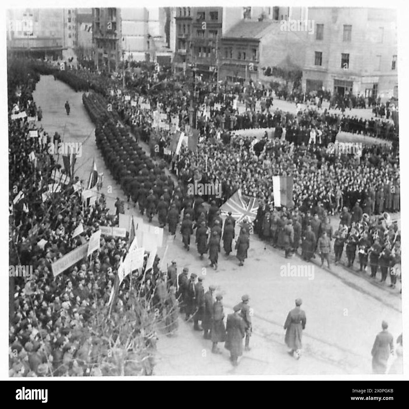 Cavalieri, fanteria e carri armati partigiani sfilano per le strade affollate di Belgrado durante le celebrazioni del 27 marzo della Jugoslavia. Foto Stock