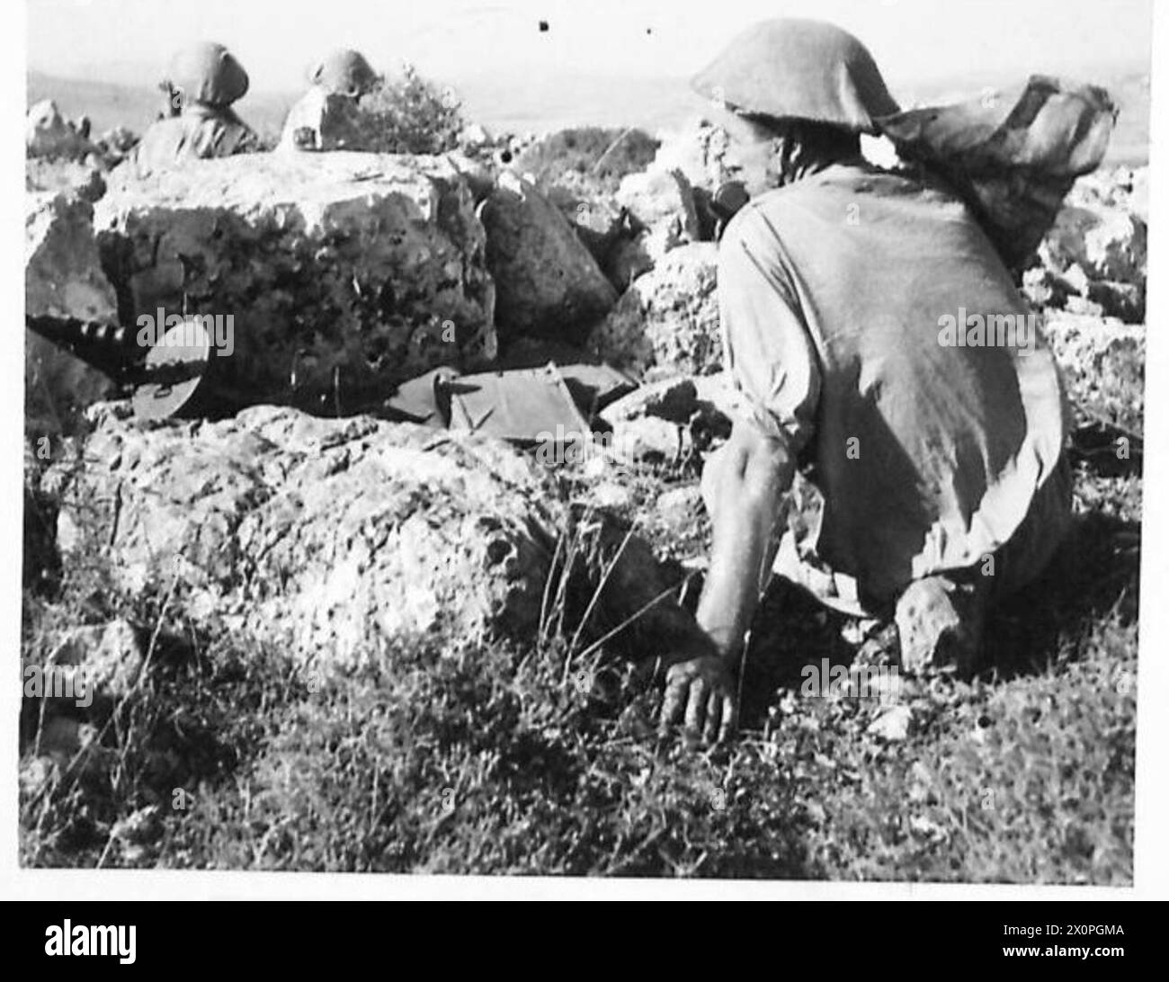 Fotografia di una postazione di osservazione dell'esercito britannico che si affaccia su un villaggio durante l'avanzata in Siria. Foto Stock