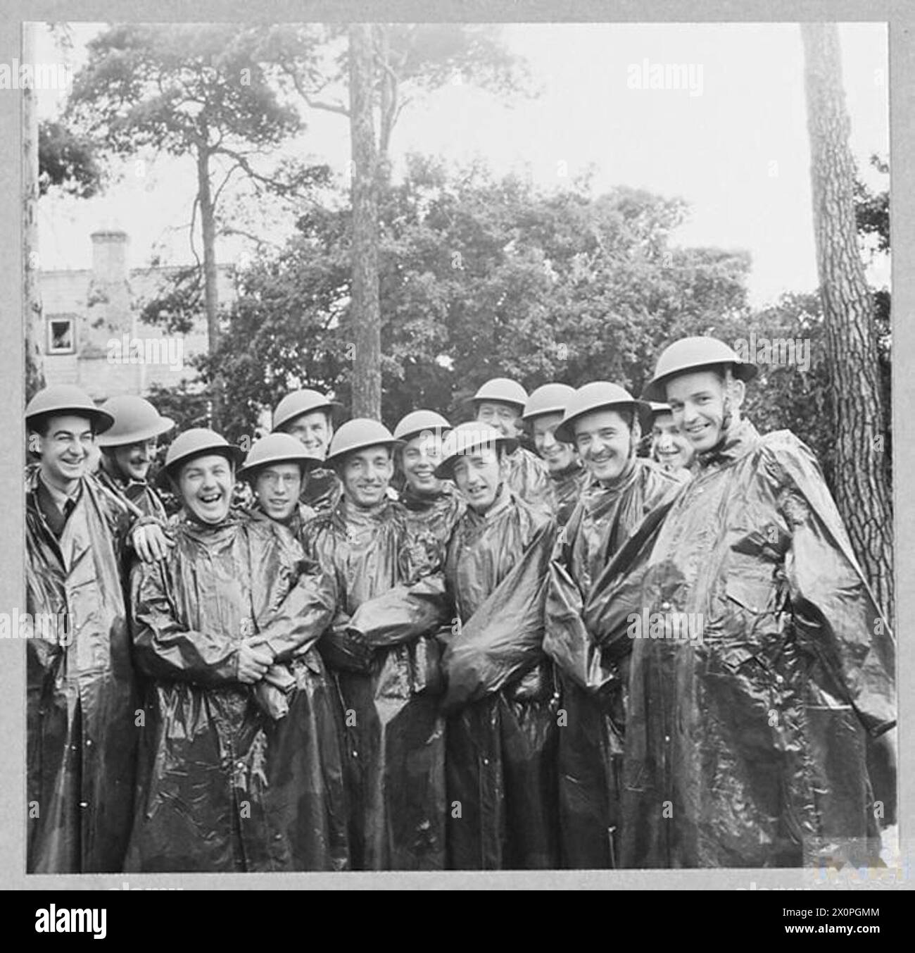 I membri del corpo tecnico civile indossano elmetti in acciaio e indumenti antigas come equipaggiamento di protezione. Foto Stock