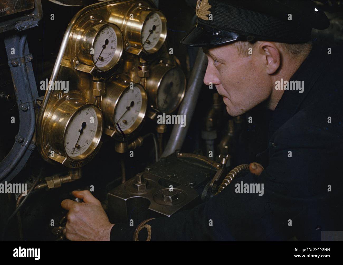 Il warrant Engineer W. Allen, l'ingegnere della HMS Tribune, avvia il motore di dritta a bordo del sottomarino nel 1942. Foto Stock