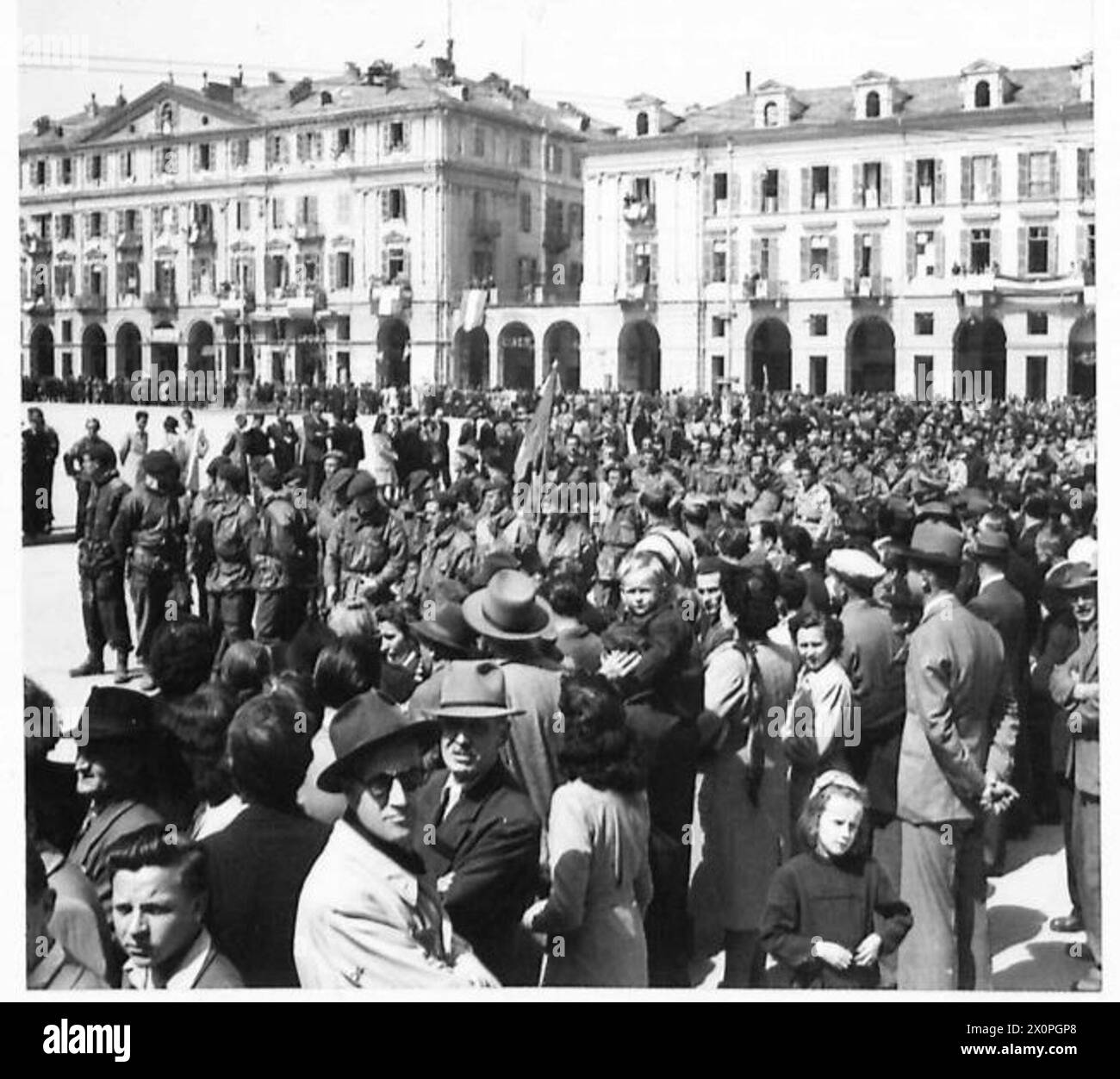 La folla si riunì a Cuneo per una messa a cielo aperto per commemorare la fine della guerra in Italia il 4 maggio. Negativo fotografico, British Army. Foto Stock