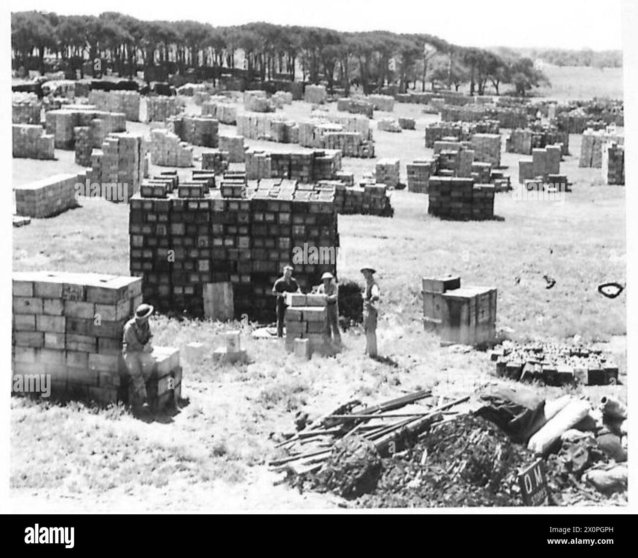 Le forniture ad Anzio sono gestite dalla Quinta Armata, comprese scorte alimentari a 37 R.S.D. sufficienti per 3.000.000 uomini per tre giorni, in preparazione del collegamento con l'esercito alleato. Negativo fotografico dell'esercito britannico. Foto Stock