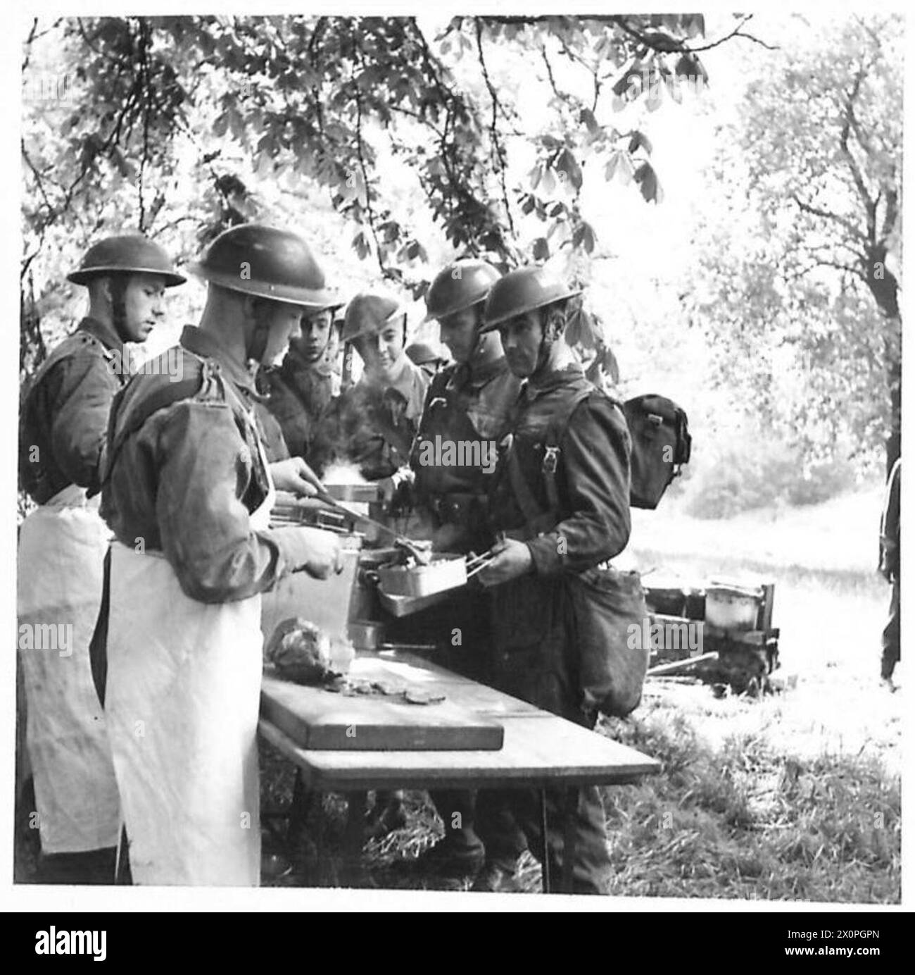 Fotografia che mostra il personale del Royal Army Service Corps che riceve razioni di cibo in una cucina da campo al Crystal Palace. Foto Stock