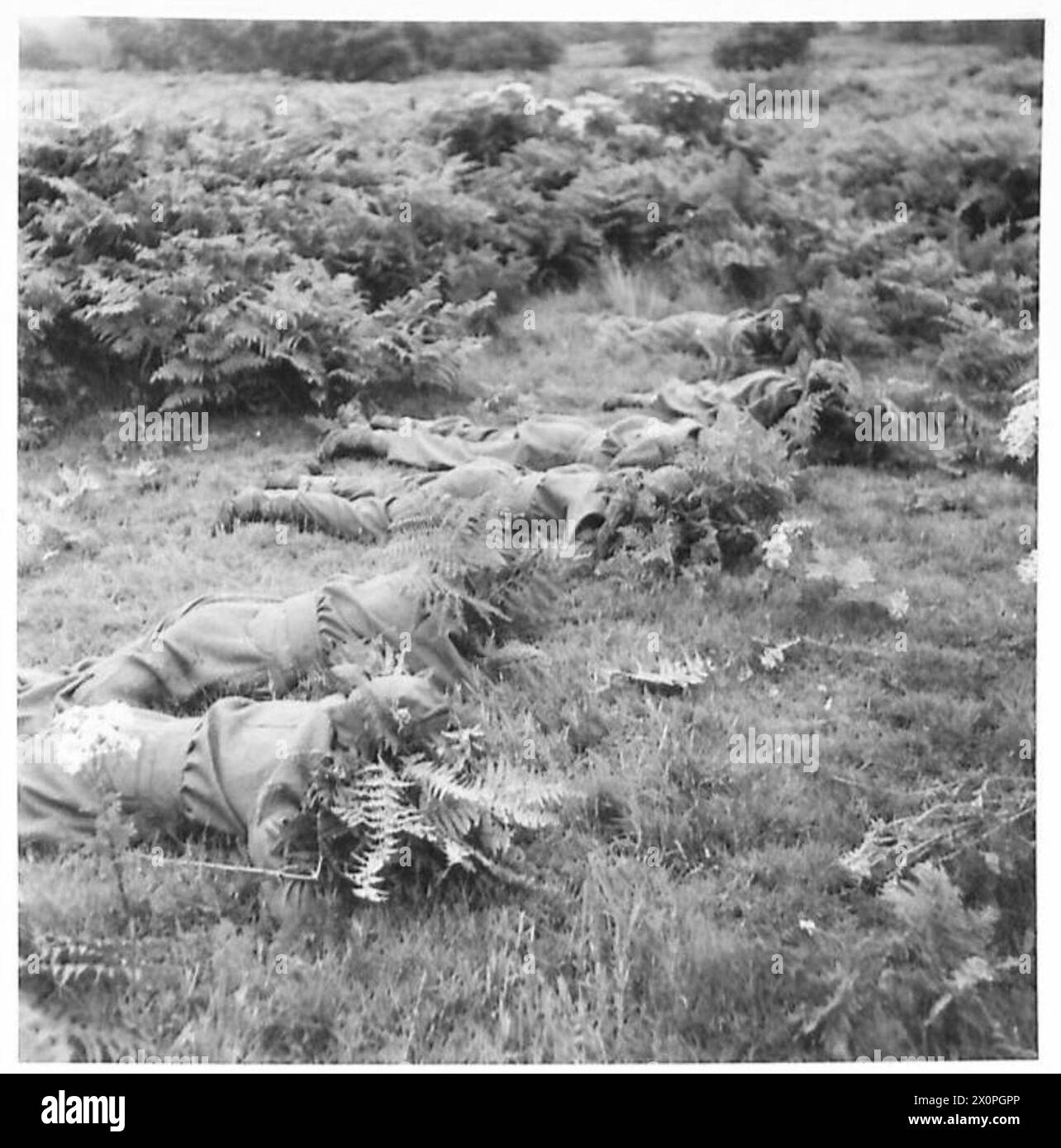 Gli uomini e le donne a Londra indossano uniformi che rappresentano le forze britanniche e alleate, tra cui ATS, WRNS, WAAF, RAF, e vari reggimenti nazionali. Foto Stock